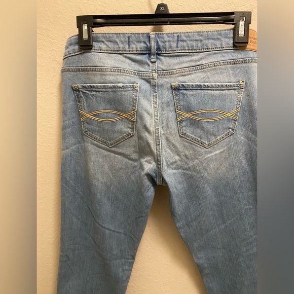 Abercrombie & Fitch Low Rise Light Wash Skinny Jean - Picture 3 of 10